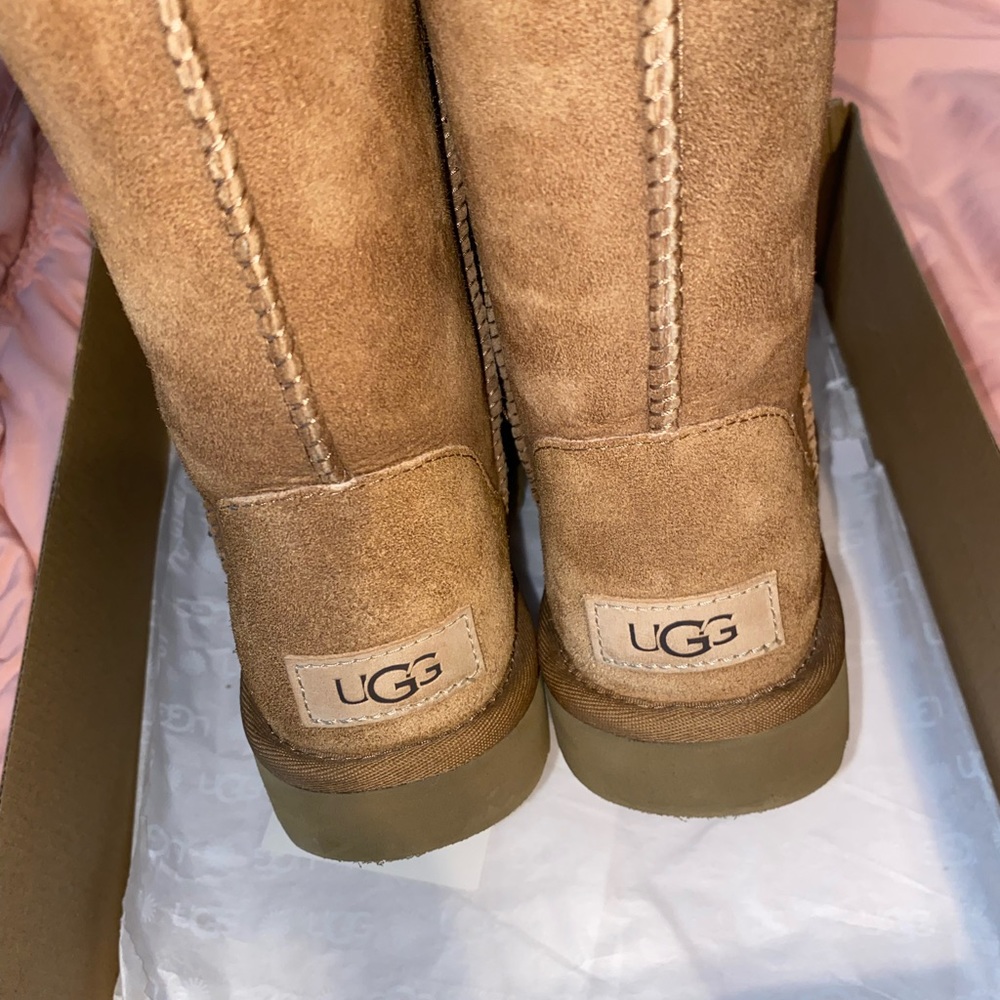 UGG - Picture 3 of 5